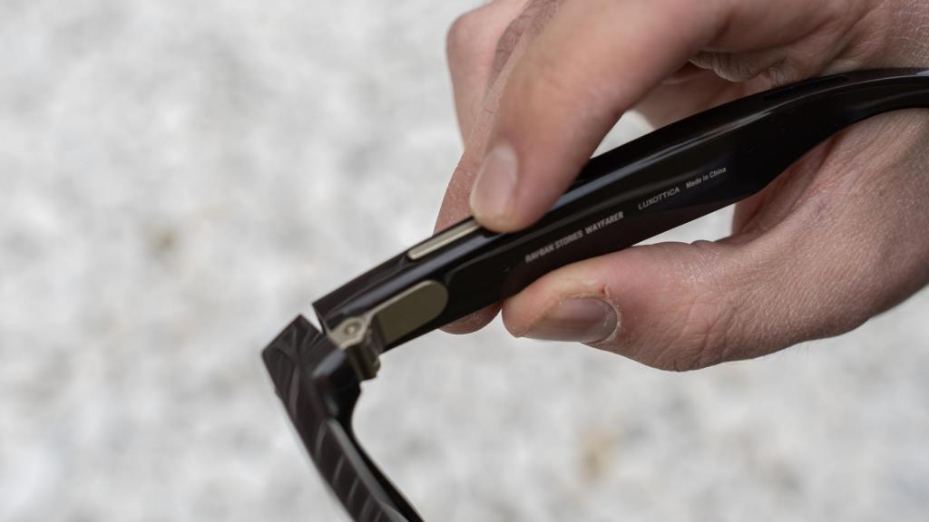 Botón de grabación en la patilla de las Ray-Ban Stories