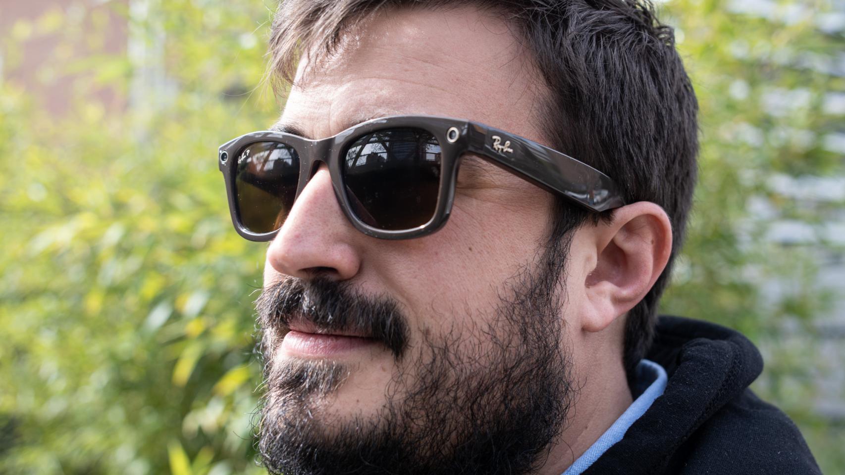 Ray-Ban Stories con el LED de grabación activado.