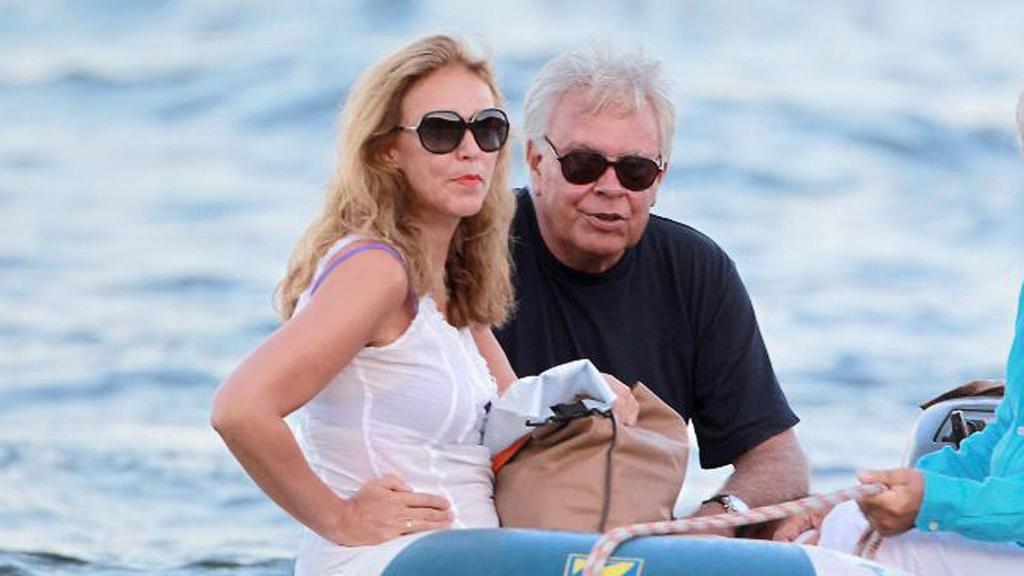 Felipe González, con su mujer, Mar García Vaquero, de vacaciones en el mar.