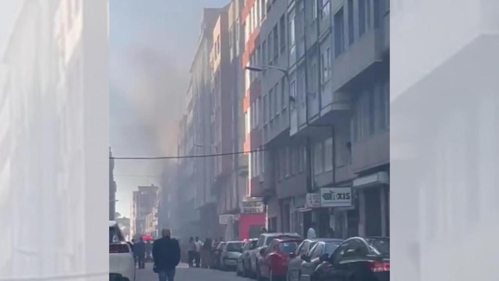 El humo del incendio en Agra de Bragua, ayer.