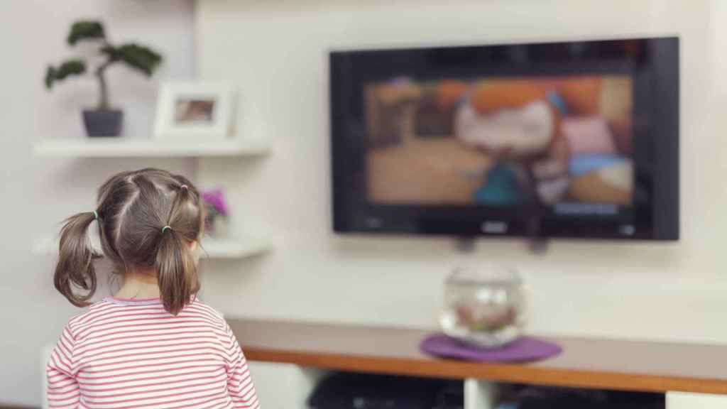 Niña, televisión, dibujos animados