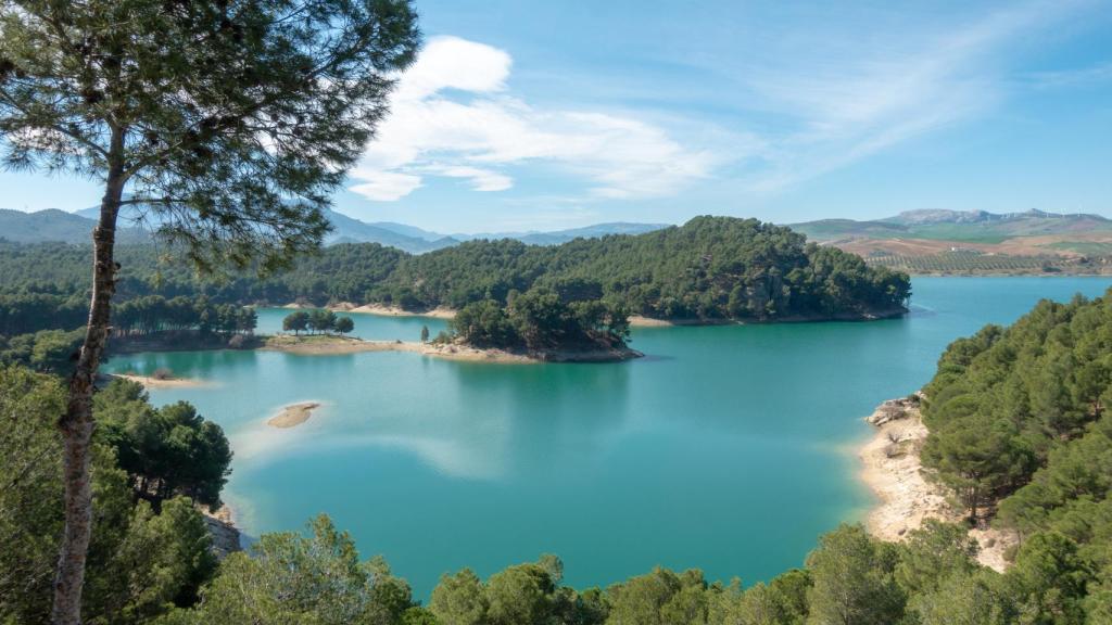 La playa de interior de Ardales cuenta con una bandera azul por su calidad.