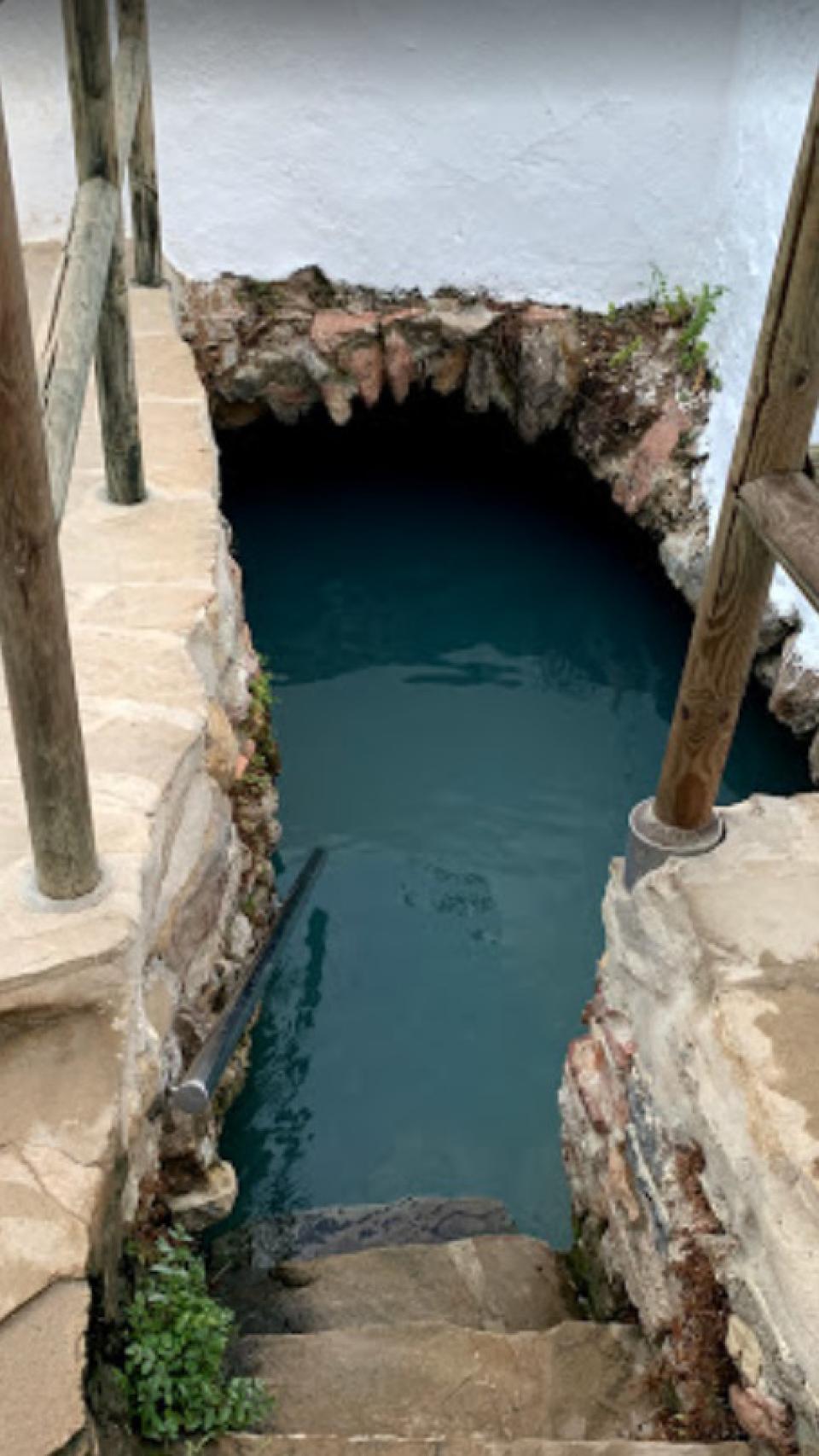 Acceso a los baños de la Hedionda.