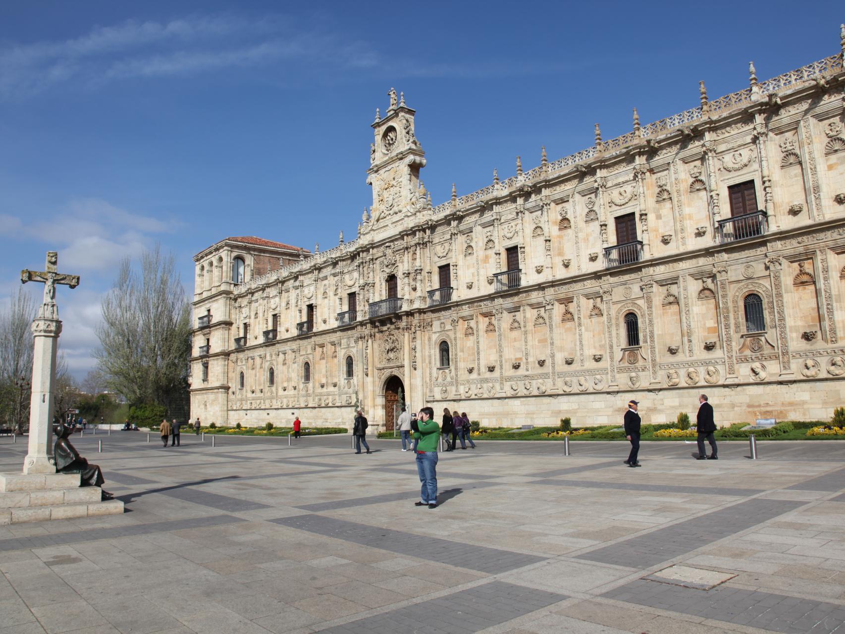 Fachada del antiguo convento de San Marcos, de estilo renacentista, reconvertido hoy en hotel