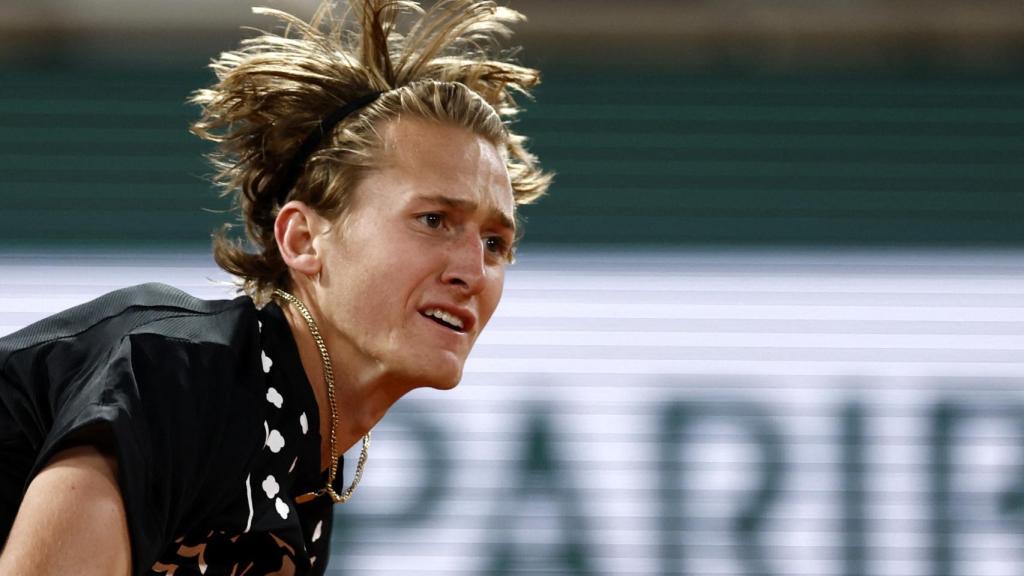 Sebastian Korda ejecuta un saque ante Carlos Alcaraz en Roland Garros 2022