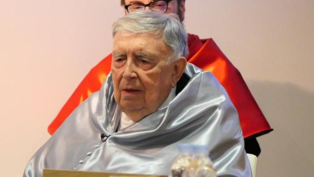 Luis María Anson, investido como Doctor Honoris Causa de la Universidad a Distancia de Madrid. Foto: UDIMA