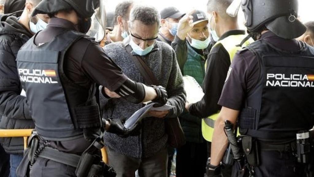 Agentes de la Policía Nacional en un control a un ciudadano.