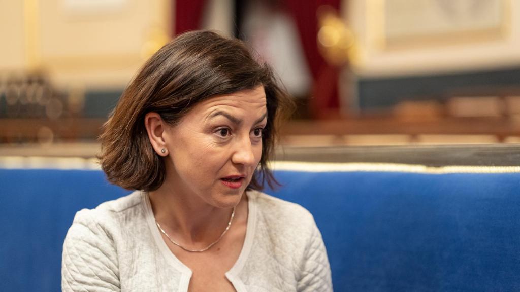 Eva Granados, portavoz del PSOE en el Senado y dirigente del PSC, durante una entrevista con EL ESPAÑOL en el antiguo salón de plenos de la Cámara Alta.