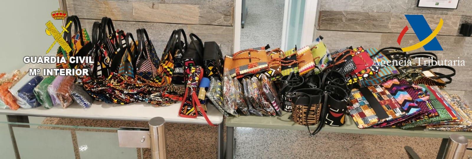 Los artículos de marroquinería incautados en Alvedro (Guardia Civil).