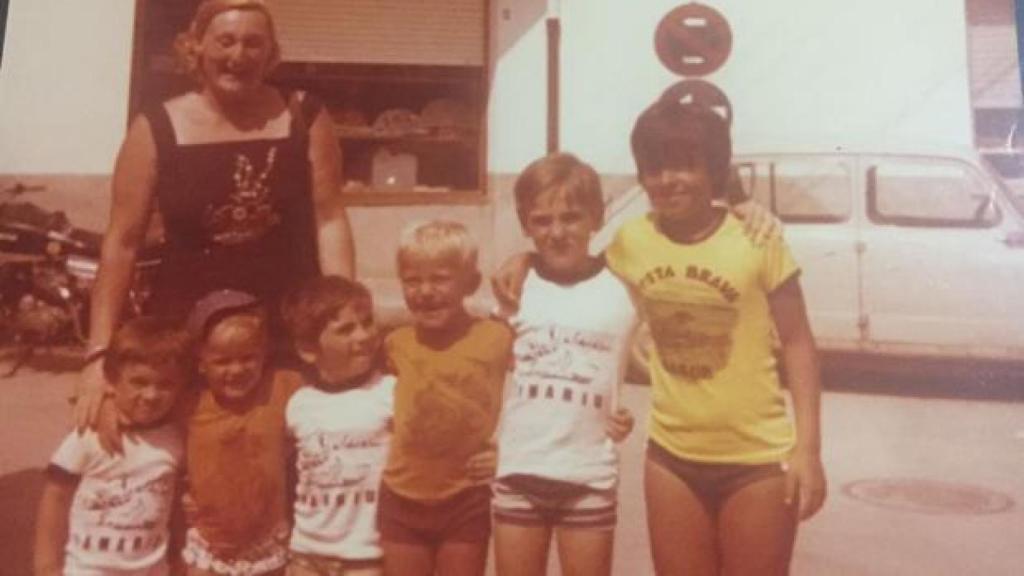 El cocinero José Andrés (segundo por la derecha) de joven junto a sus hermanos, primos. Arriba,  su madre, Marisa Puerta.