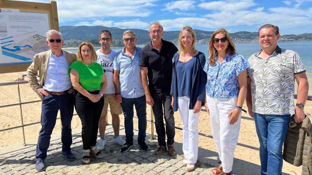 La delegada territorial de la Xunta en Vigo junto a los alcaldes de O Val Miñor.