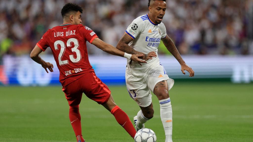 Luis Díaz trata de robar el balón a Eder Militao