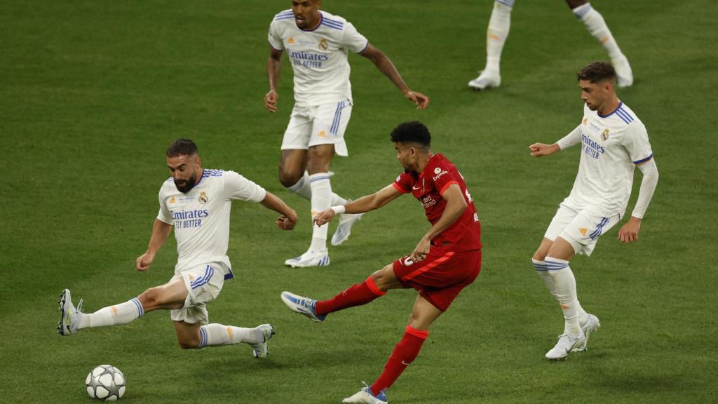 Dani Carvajal trata de bloquear un disparo de Luis Díaz