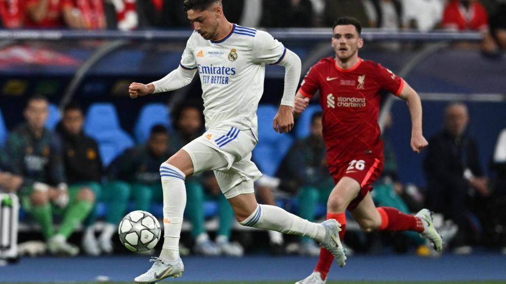 Fede Valverde corre con el balón