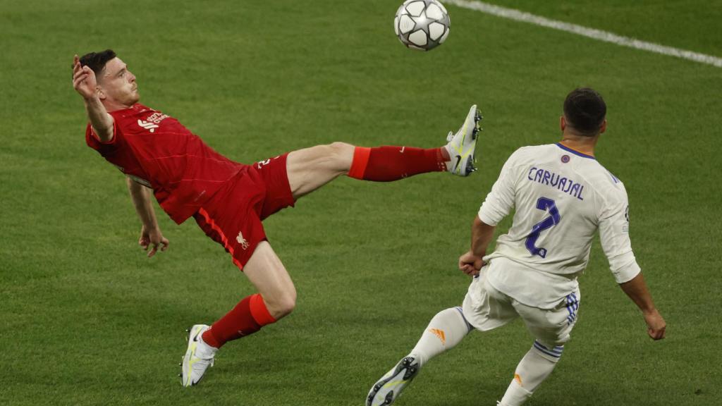 Andrew Robertson trata de controlar el balón presionado por Dani Carvajal