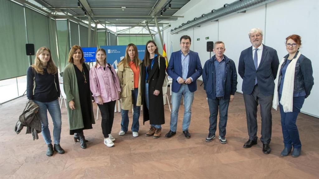 El conselleiro de Cultura, Educación, FP e Universidades, Román Rodríguez, recibe a un grupo de auxiliares de conversación ucranianos.