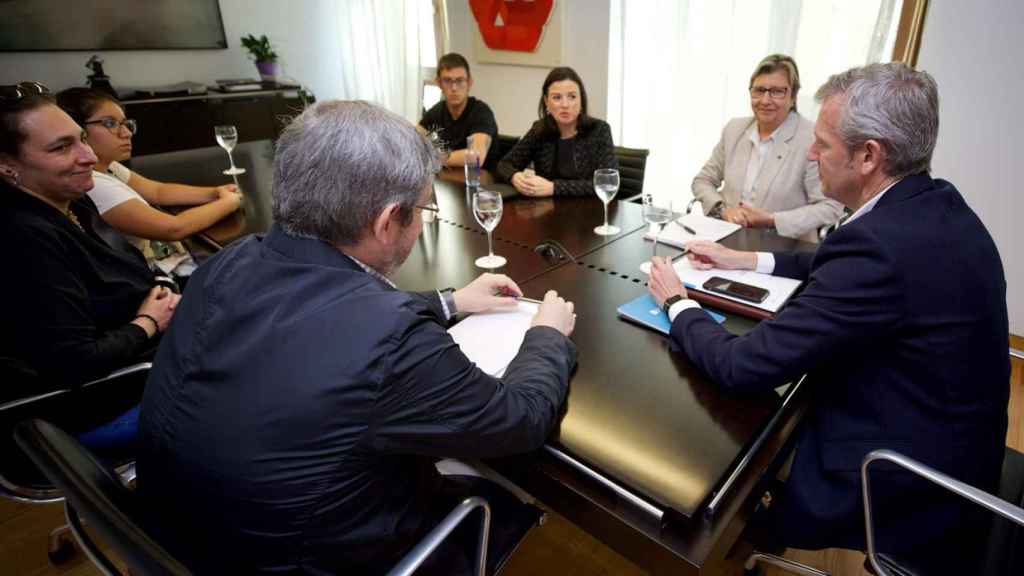 El presidente de la Xunta de Galicia, Alfonso Rueda, se reúne con familiares del buque Villa de Pitanxo en las instalaciones de la Xunta, en San Caetano (Santiago de Compostela).