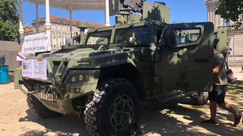 Exposición de la Brilat en la Alameda de Pontevedra con motivo del Día de las Fuerzas Armadas en 2022.
