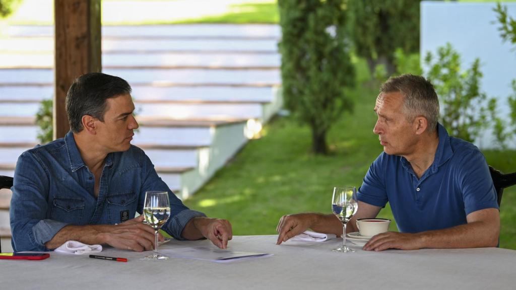 El presidente del Gobierno Pedro Sánchez recibiendo al Secretario General de la OTAN Jens Stoltenberg  en la finca Quintos de Mora.