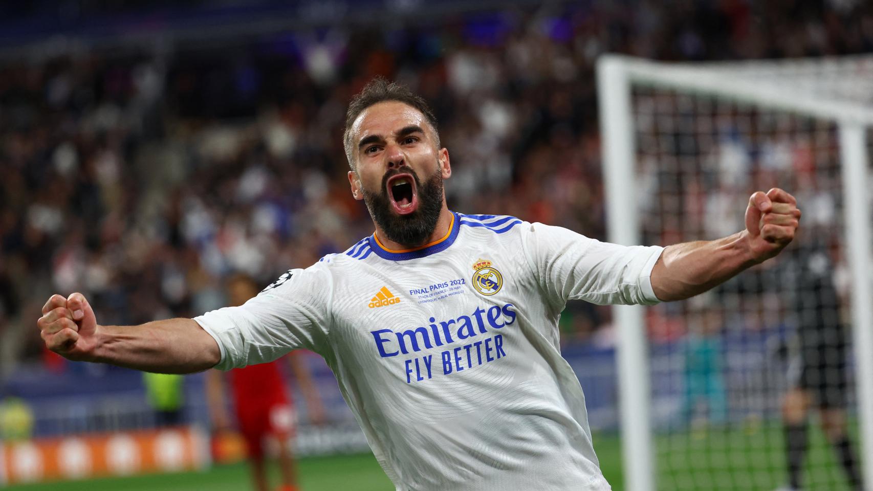 Dani Carvajal celebra el gol de Vinicius al Liverpool.