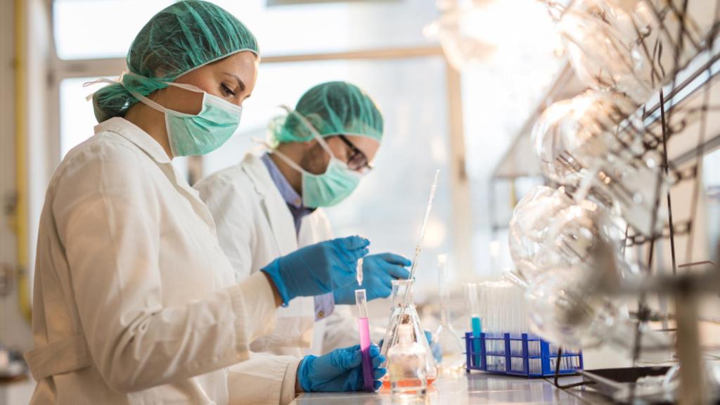 Dos investigadores en un laboratorio.