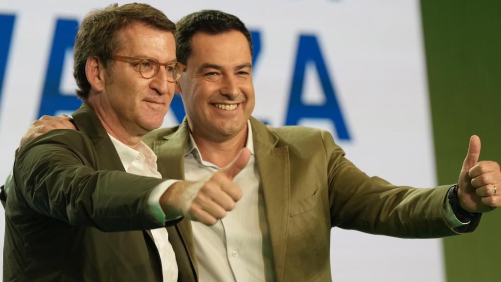 El presidente del PP, Alberto Núñez Feijóo, y  Juanma Moreno, durante un acto en Sevilla.