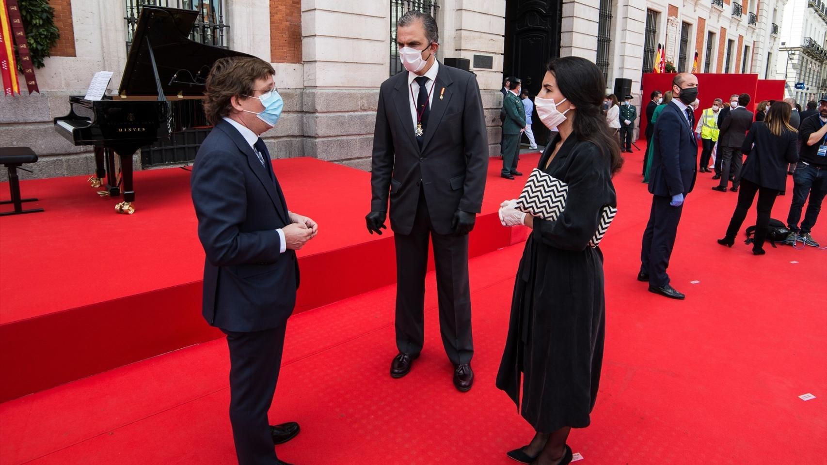 El alcalde José Luis Martinez-Almeida junto a Ortega Smith y Rocío Monasterio, durante el homenaje a los héroes de la pandemia, celebrado el 2 de mayo de 2020.