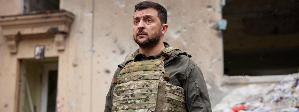 Zelenski en su visita a Járkov, este domingo.