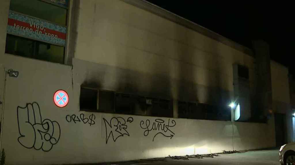 Piscina municipal de Teis tras el incendio.