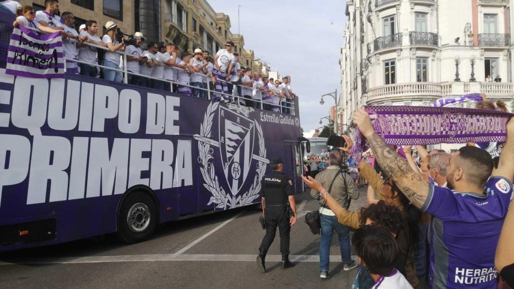 El autobús del ascenso del Real Valladolid por el centro de la ciudad.