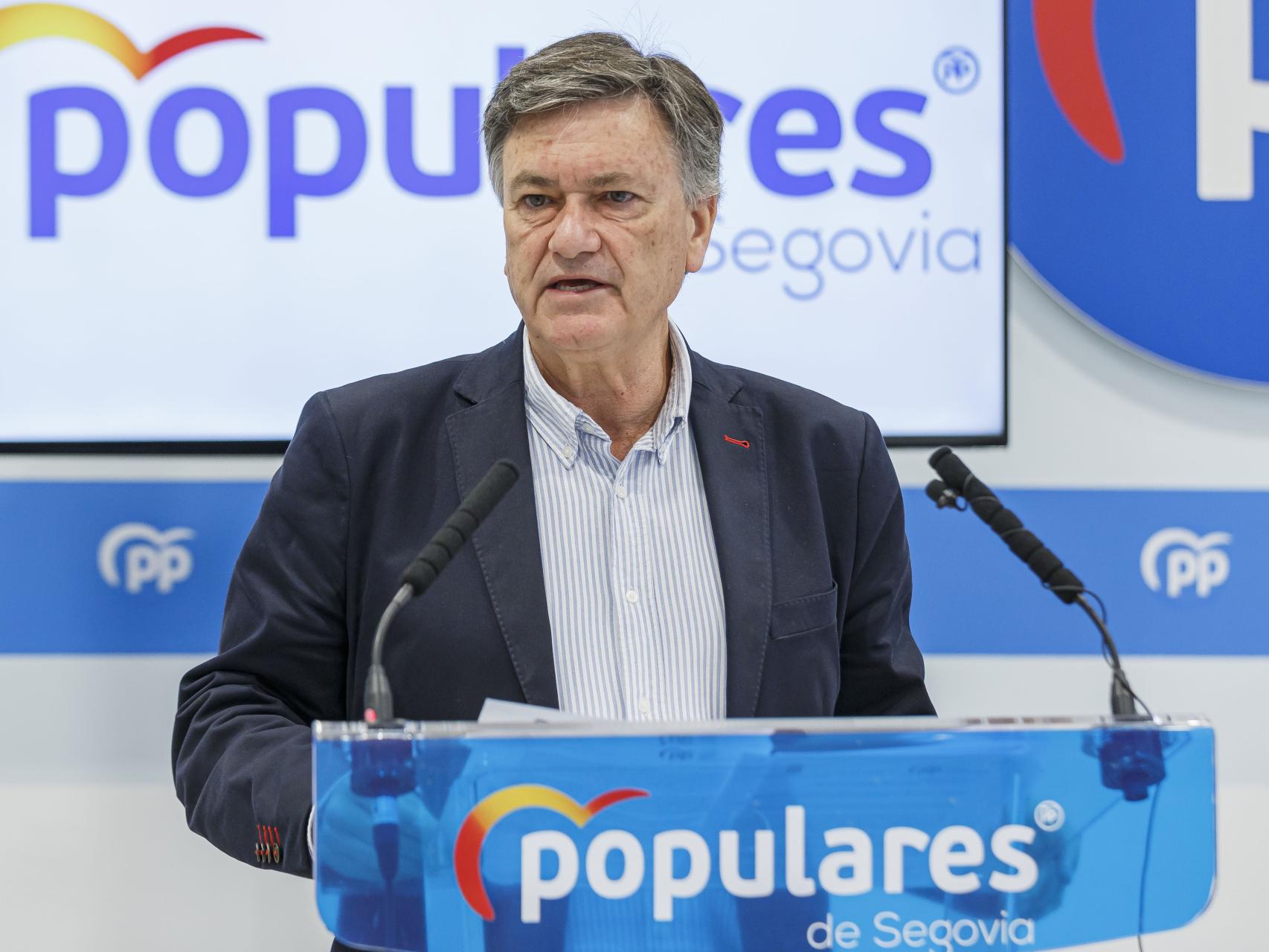 El dirigente del PPCyL, Francisco Vázquez, durante su rueda de prensa de este lunes en Segovia.