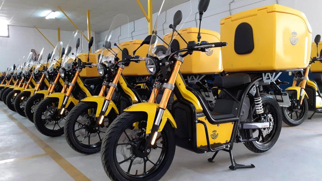 Varias motos eléctricas que utilizan los carteros de Correos.