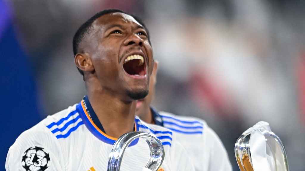 David Alaba, con el trofeo de la Champions League (la 'Orejona')