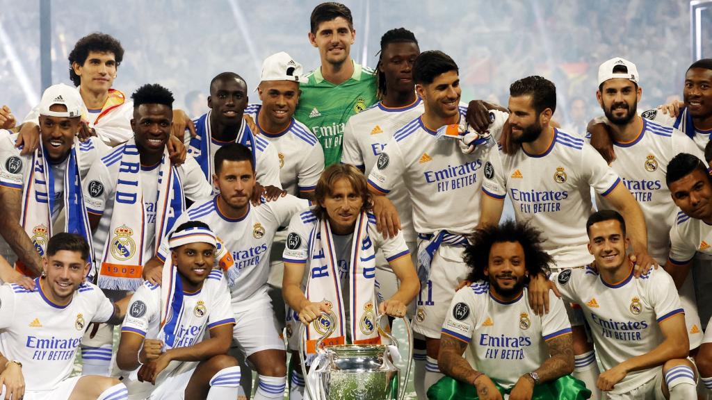 Los jugadores del Real Madrid celebran La Decimocuarta sobre el césped del Santiago Bernabéu