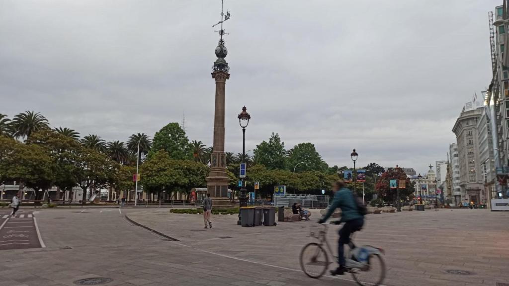 El Obelisco de A Coruña en una jornada nublada.