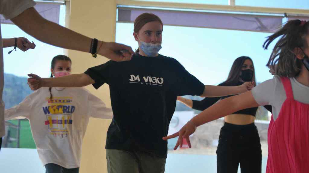 Alumnos de Dance Academy en pleno ensayo.