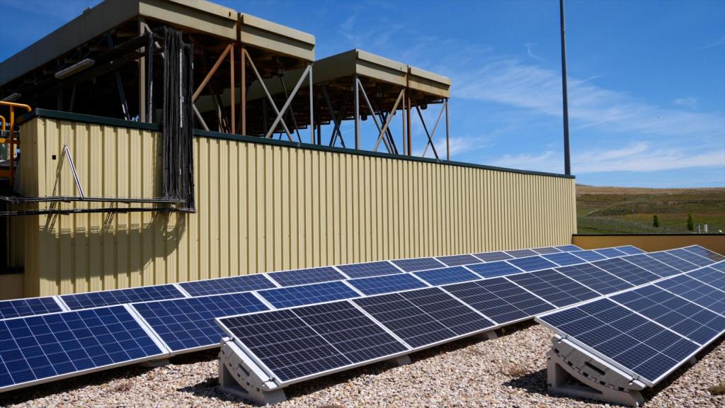 Placas solares instaladas en la Unidad de Tratamiento de Lodos de Loeches.