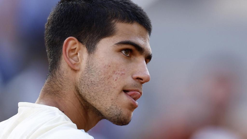 Carlos Alcaraz saca la lengua.