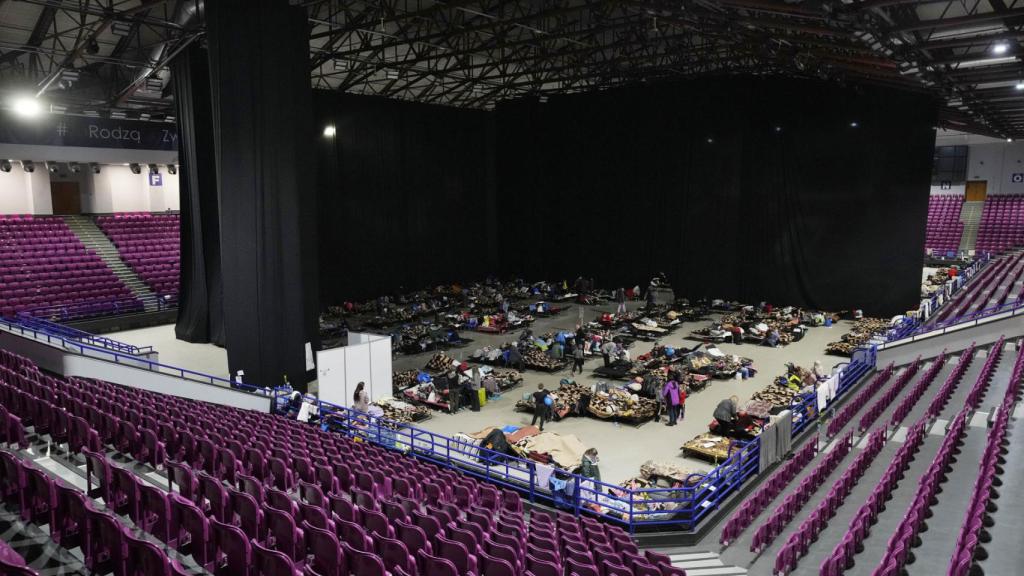 Refugiados de la guerra en Ucrania buscan cobijo  en un centro deportivo en Varsovia, Polonia, a donde han llegado más de una décima parte de todos las personas que huyen de la guerra.