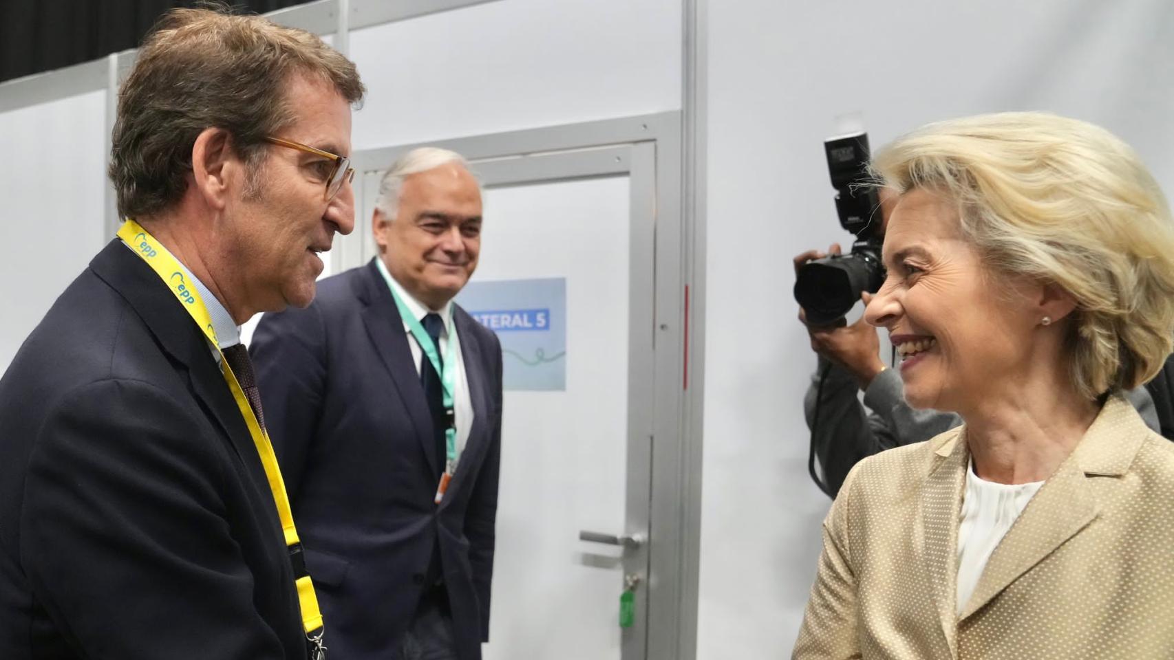 Alberto Núñez Feijóo saluda a Ursula von der Leyen, en presencia de Esteban González Pons, durante el congreso del EPP en Rotterdam (Países Bajos).