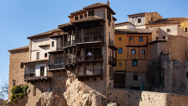 El chef Jesús Segura, asomado a los balcones de las Casas Colgadas