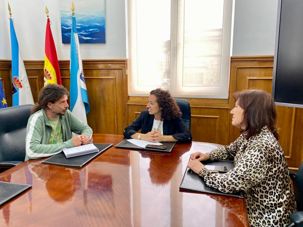 Las concejales Marián Sanmartín y Cristina Acuña junto a Gaspar Bernárdez.