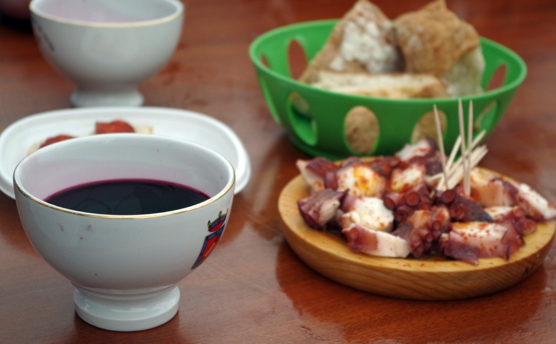 Tapa de pulpo y tinto de Barrantes. Foto: Concello de Ribadumia