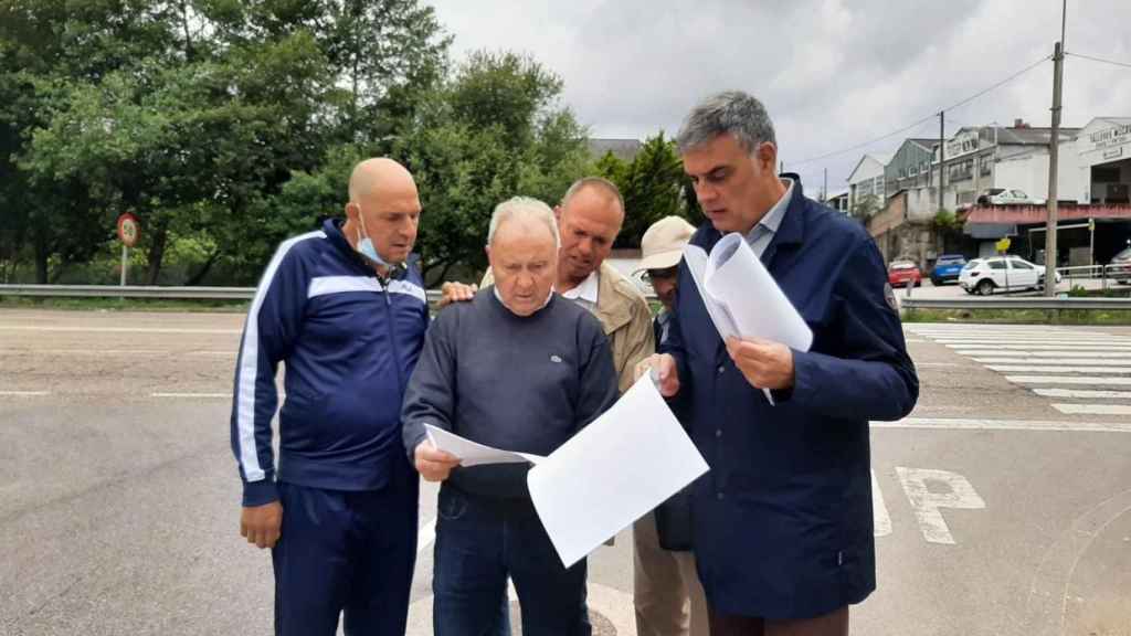 Alfonso Marnotes con vecinos del barrio de Beade.