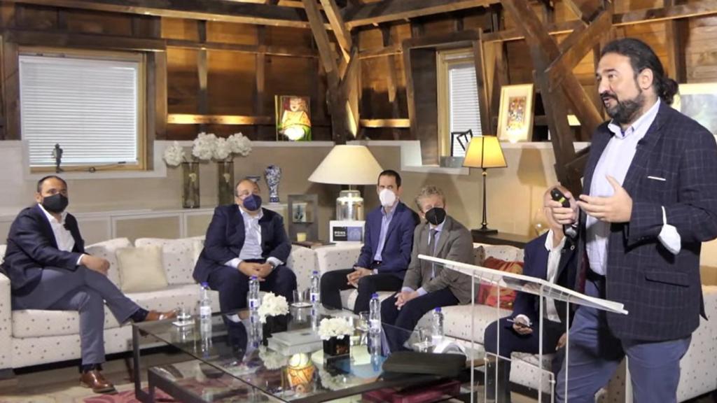 A la derecha, Javier Carretero González, científico titular del Consejo Superior de Investigaciones Científicas (CSIC).