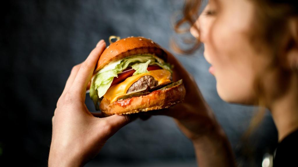 Las hamburguesas suelen gustar a mucha gente.