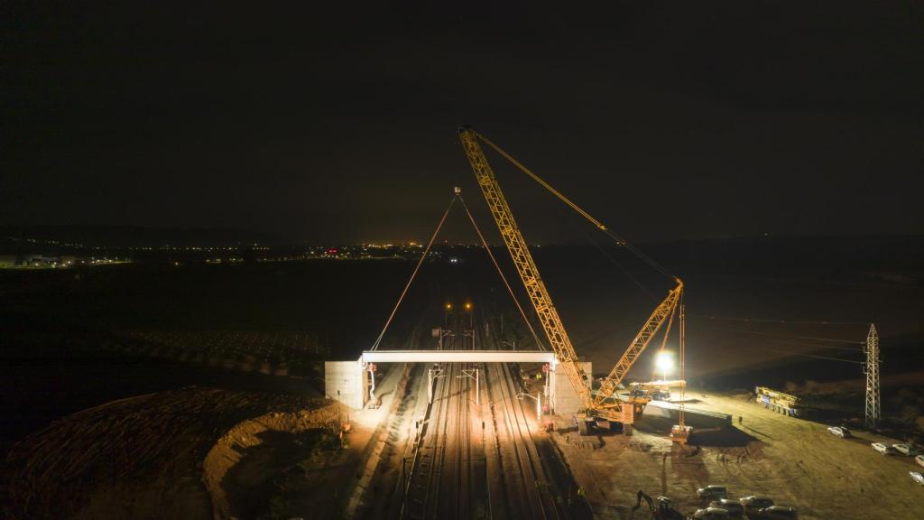Trabajos nocturnos en la infraestructura del baipás de Almodóvar.