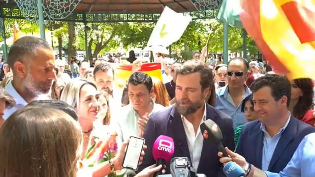 Gritos en Puertollano contra el acto paralelo de Vox del Día de la Región.