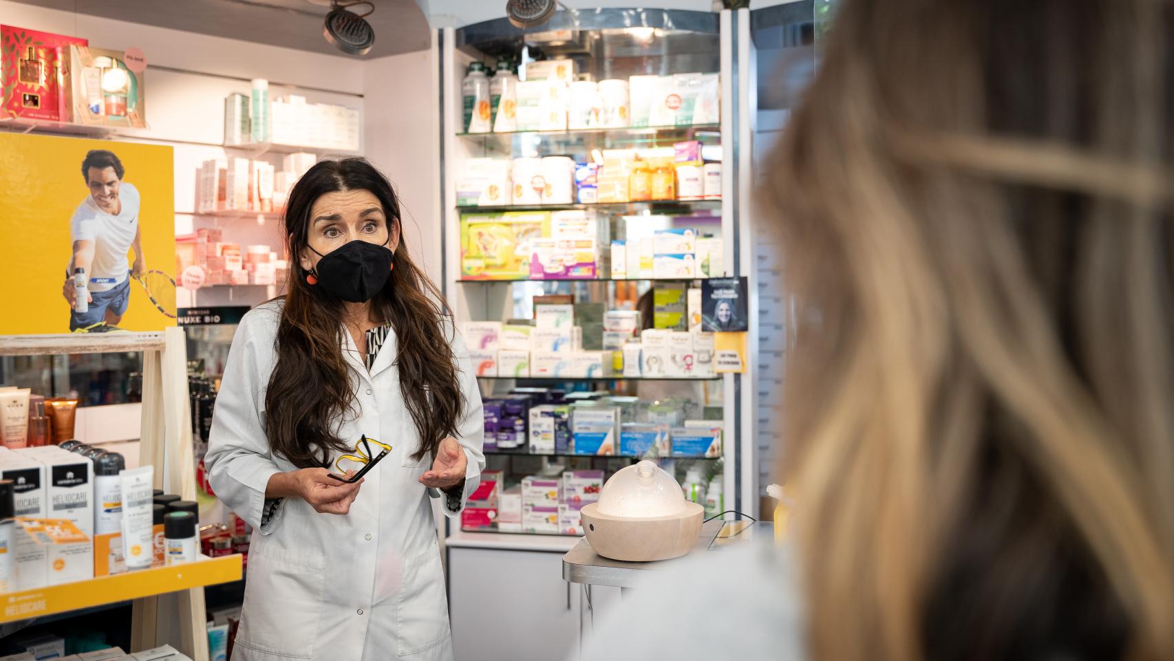 La farmacéutica Carmen Torres, explicando los tipos de fármacos para el sueño.