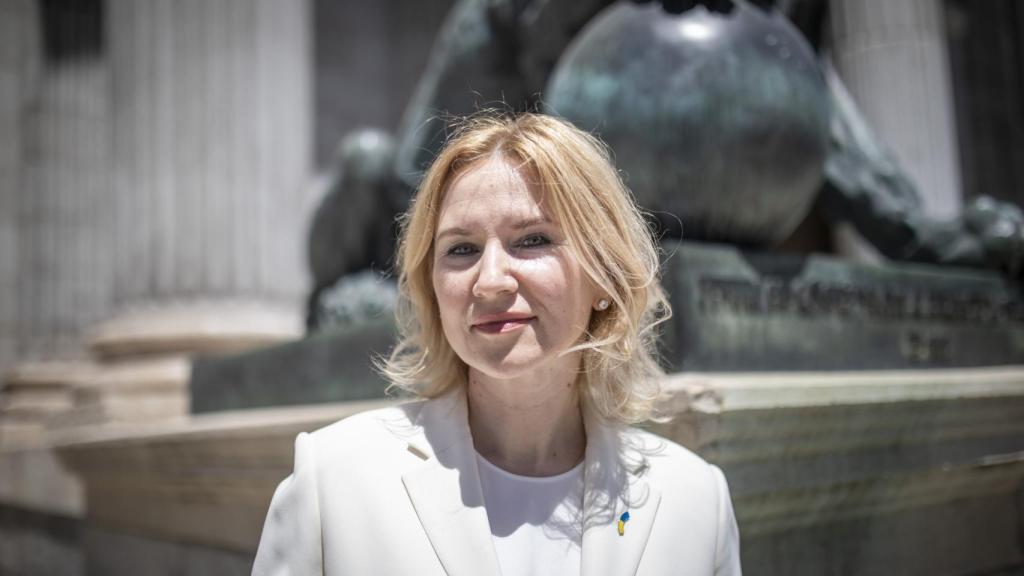 Olena Kondratiuk, vicepresidenta del Parlamento de Ucrania, a las puertas del Congreso tras su entrevista con este diario.